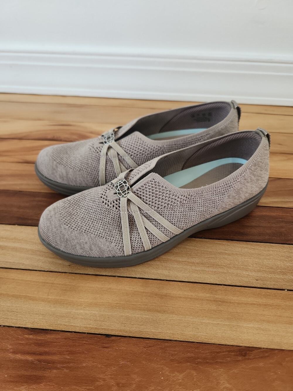 BZees By LifeStride Womens Slip On Loafers Silver Size 9.5 Wide New Shoes